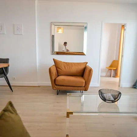 Helena - Bright 2br Trottel By Foot - By Tgb