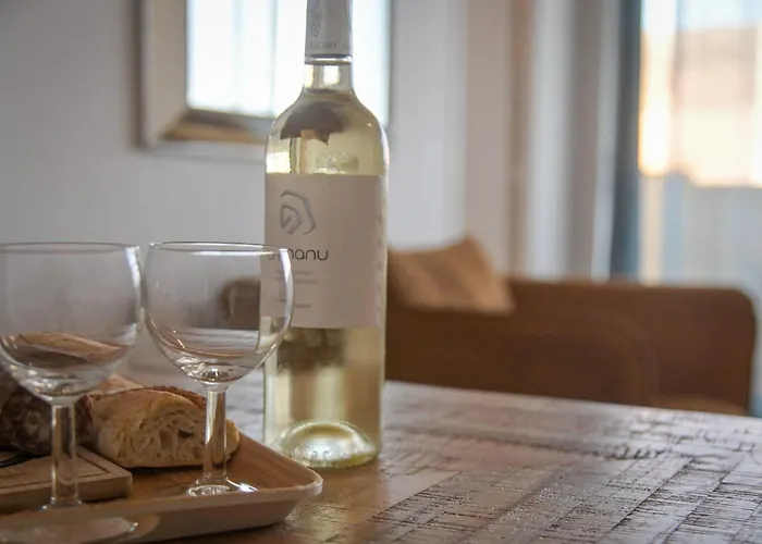 Helena - Bright 2br Trottel By Foot - By Tgb