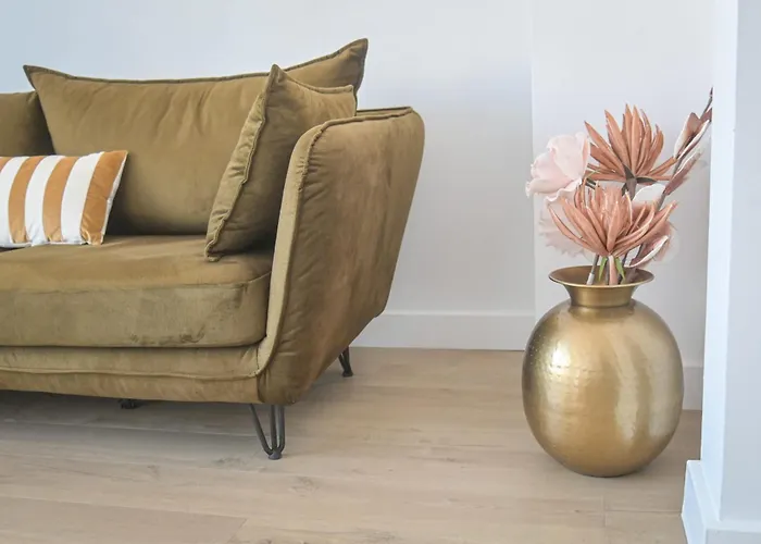 Helena - Bright 2br Trottel By Foot - By Tgb *