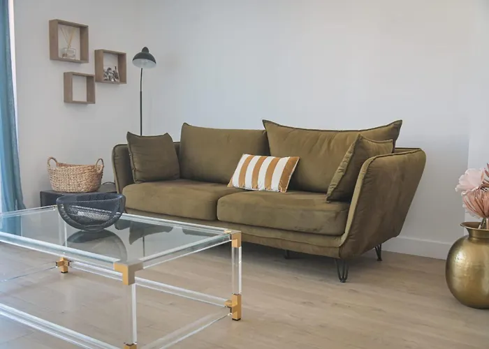 Helena - Bright 2br Trottel By Foot - By Tgb *