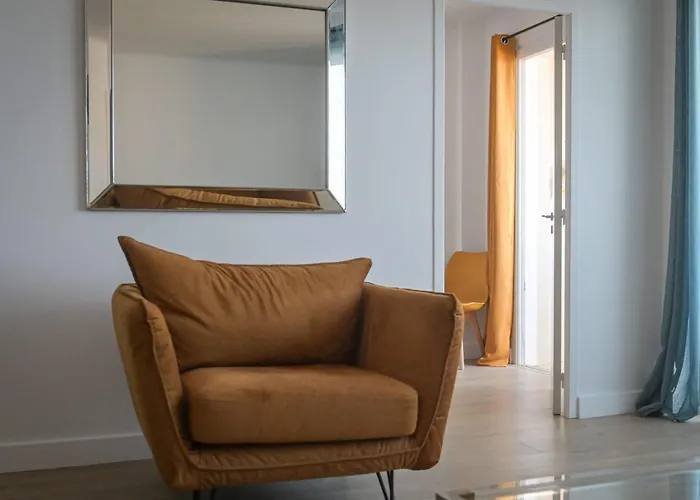 Helena - Bright 2br Trottel By Foot - By Tgb