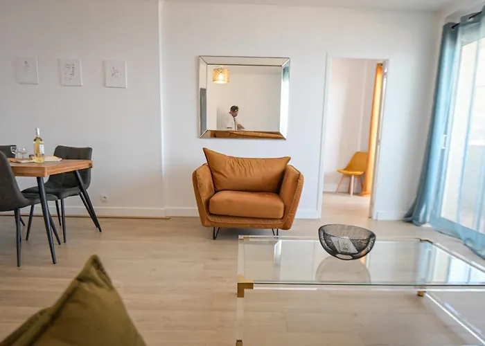 Helena - Bright 2br Trottel By Foot - By Tgb